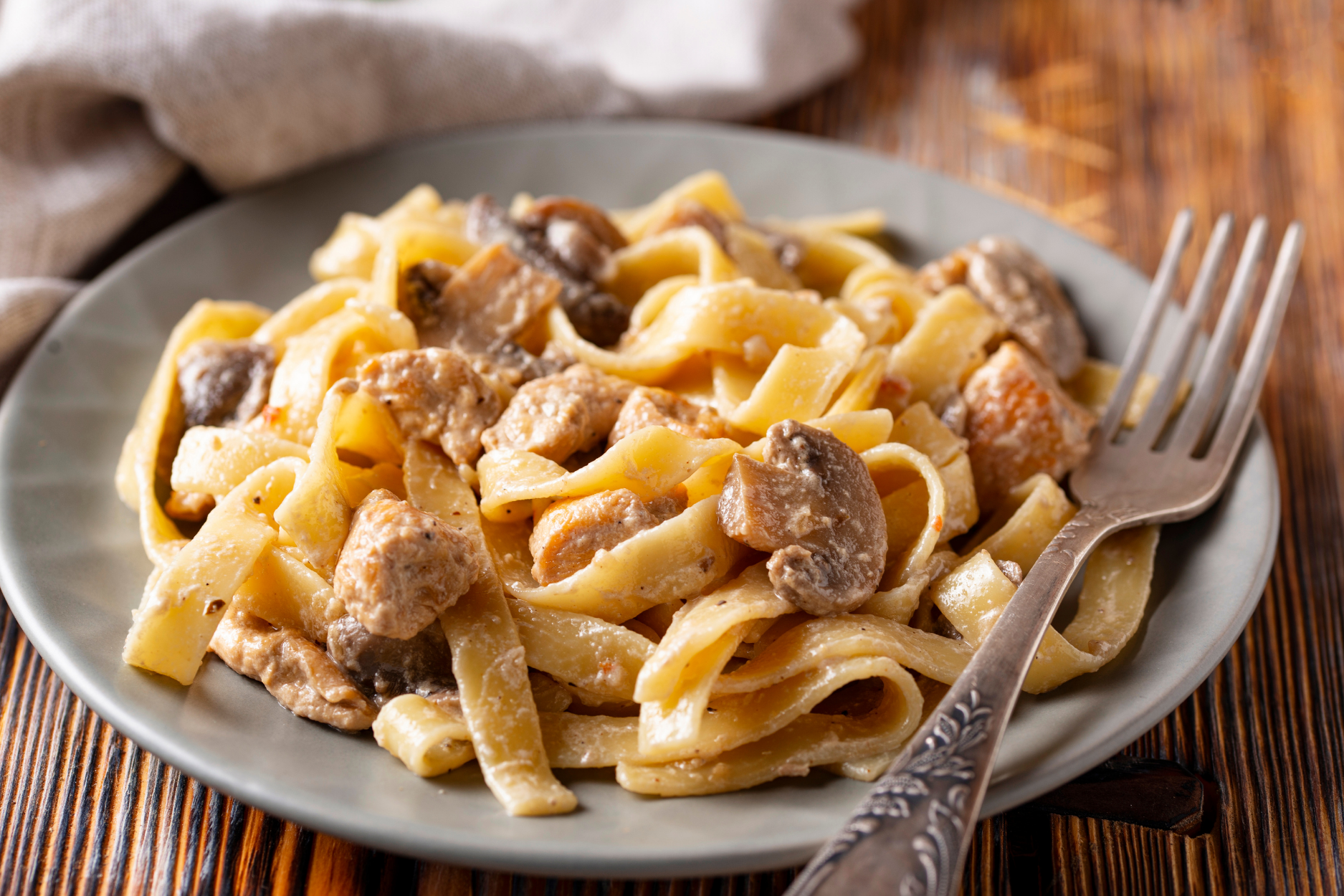 Creamy Mushroom Fettuccine with Chicken 2950-dkmushroomfettuccini.png