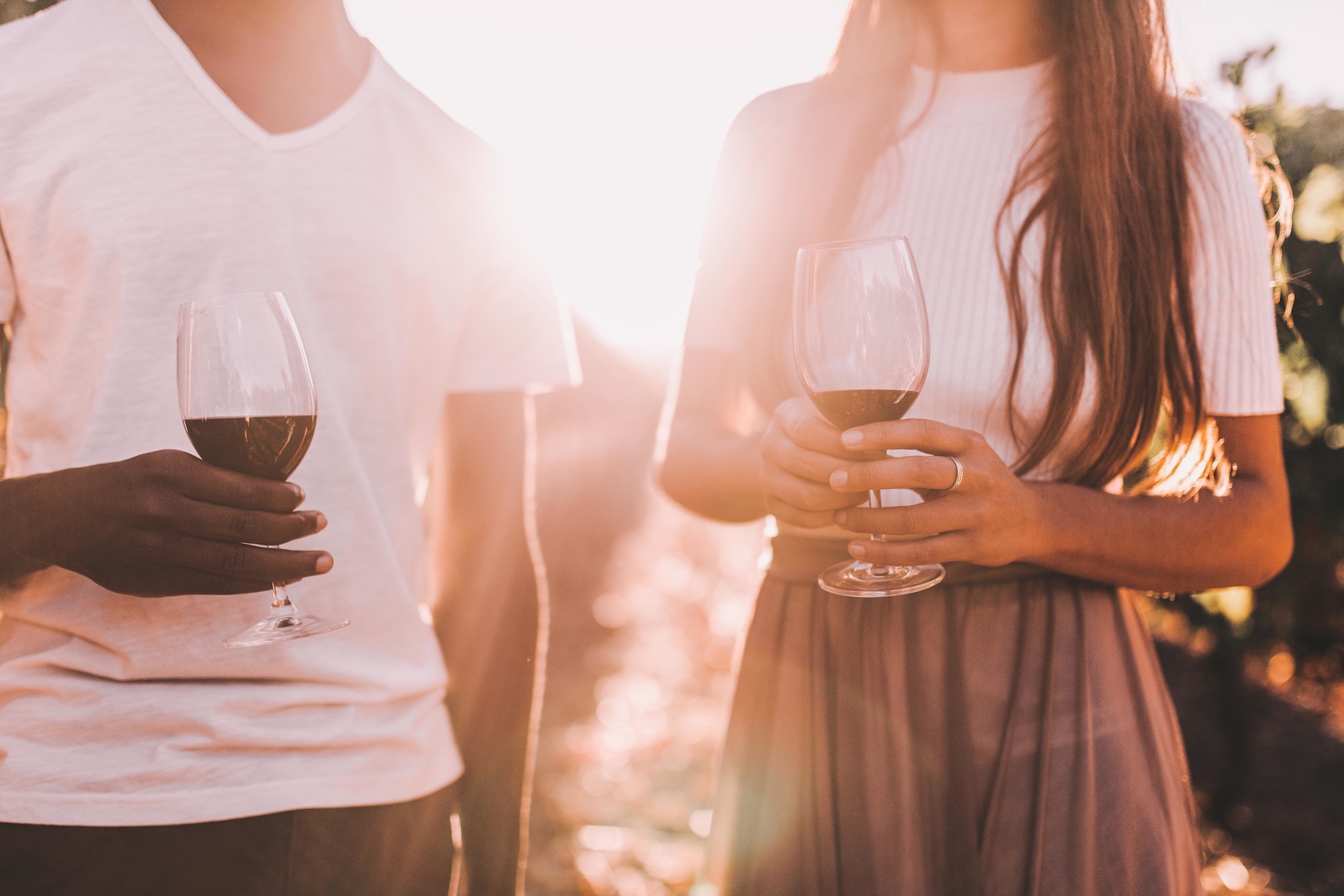 6-close-up-couple-summer-fun-alcohol-party-wine-wine-wine-glass-together-drinking.jpg