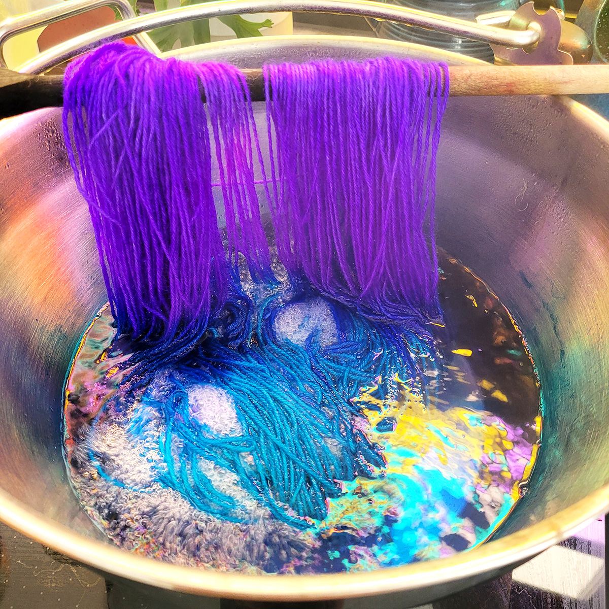 1045-yarn-on-spoon-over-dyebath-2-17520552763901.jpg