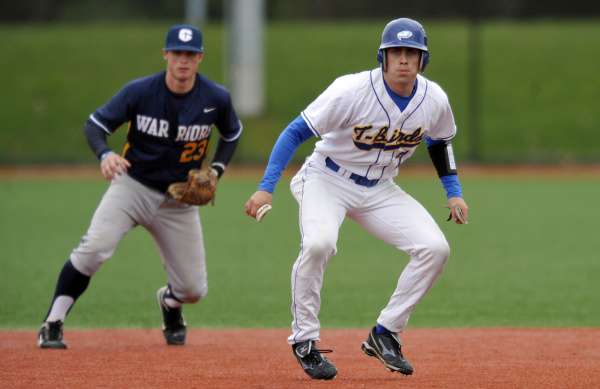 64-ubc-thunderbirds-on-the-basepaths.jpg