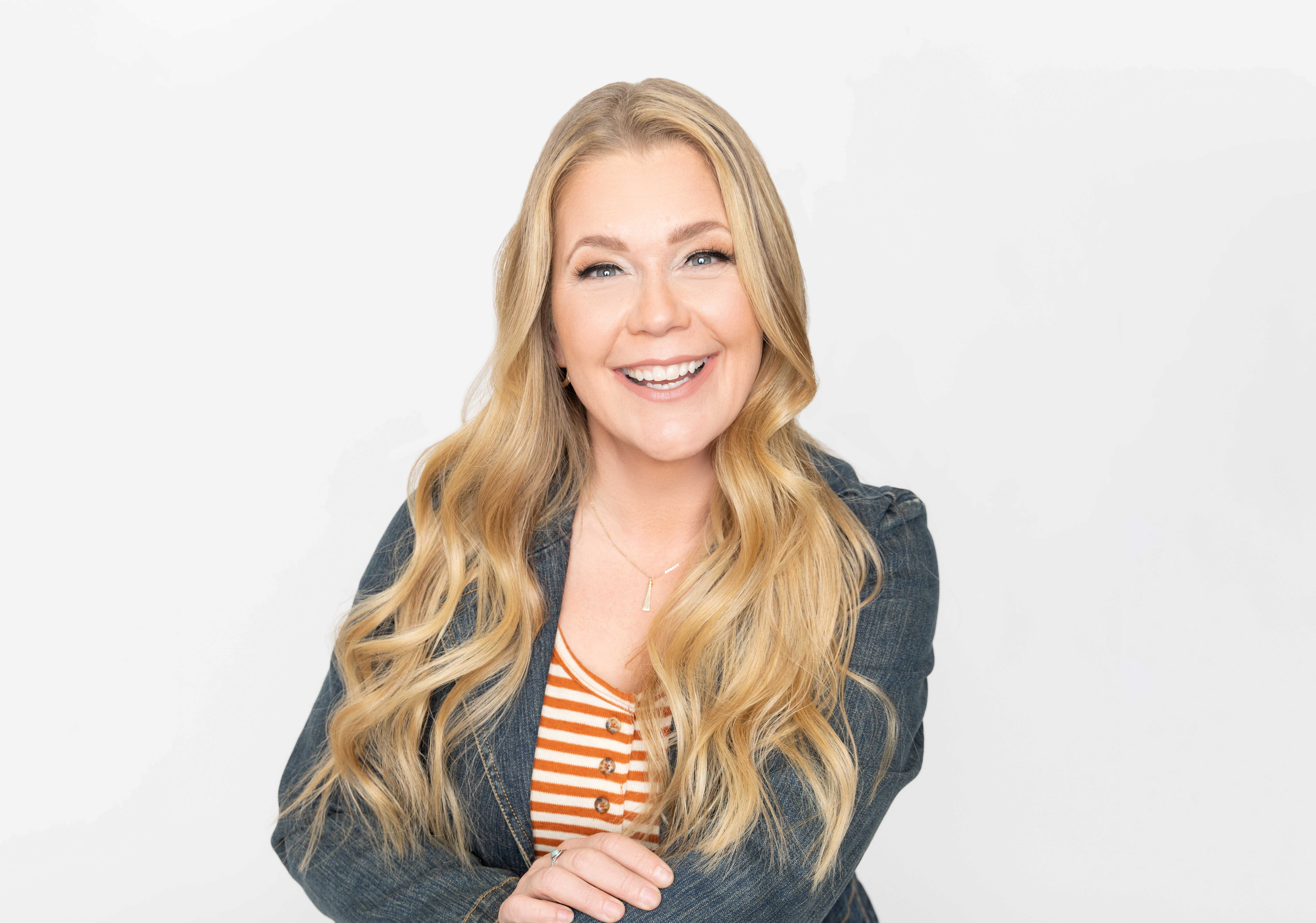 0078045474659-squarelaura-danielsconsultantwisconsinheadshotkelly-kendall-studios-1-16890231473771.jpg