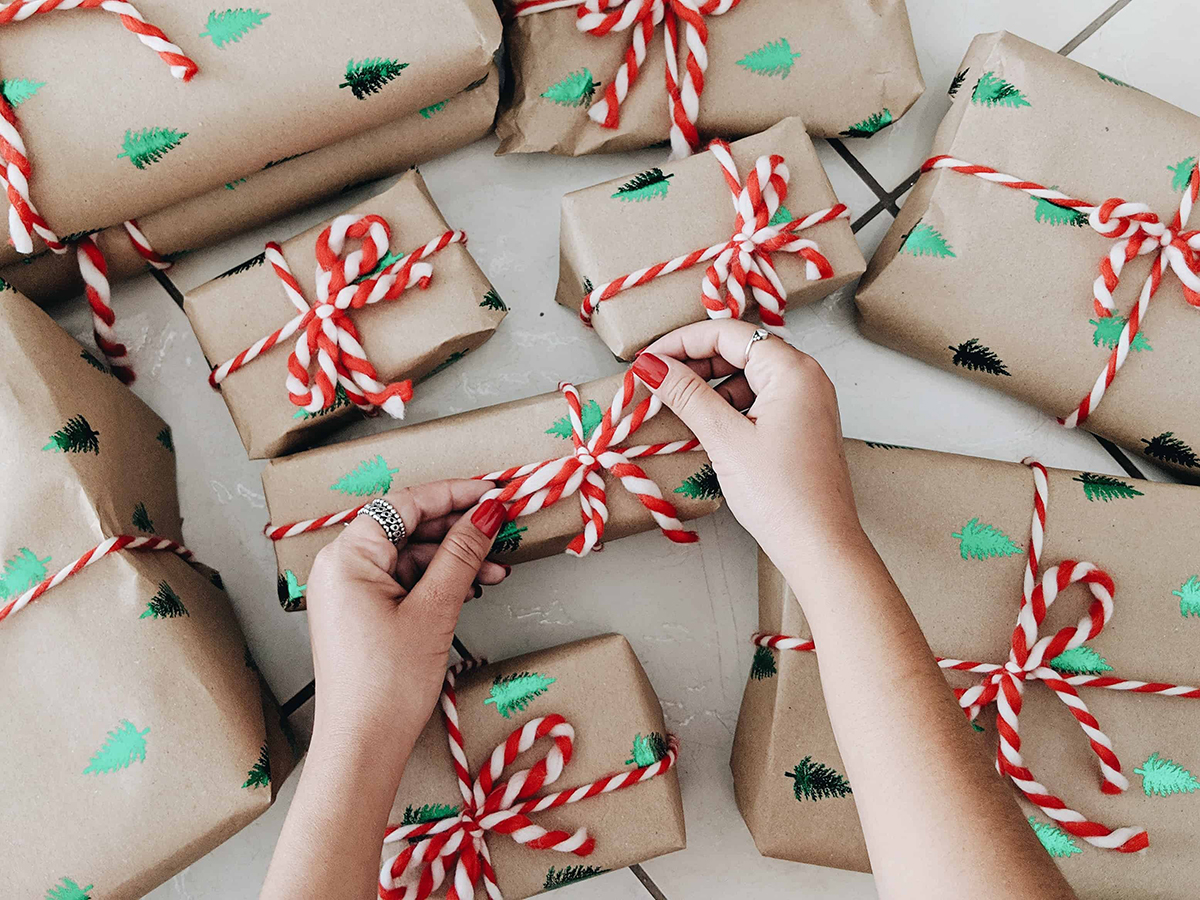 10 Clever + Unique Ways To Wrap Gifts with Brown Kraft Paper. DIY Gift  Wrapping Ideas - How…