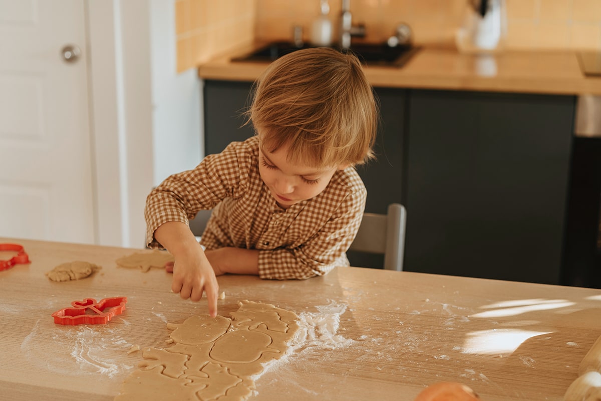 bake cookies with kids