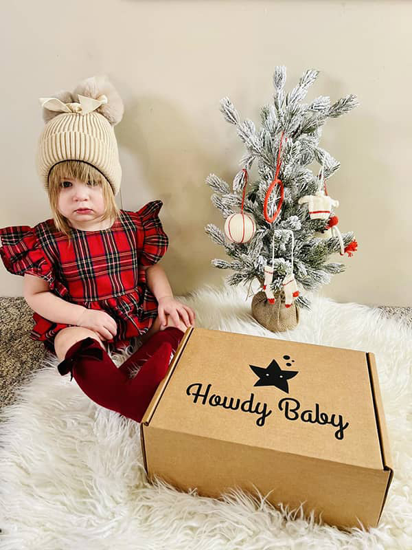 little girl unboxing December 2022 Howdy Baby mommy to be boxes