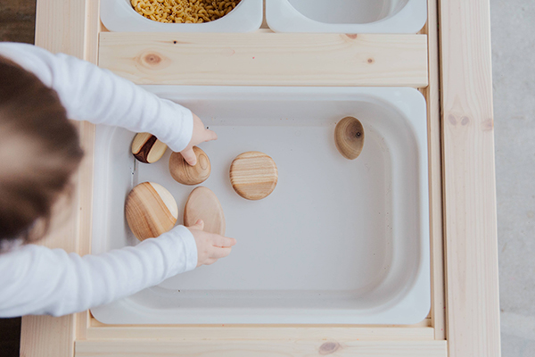 water sensory bin for toddlers