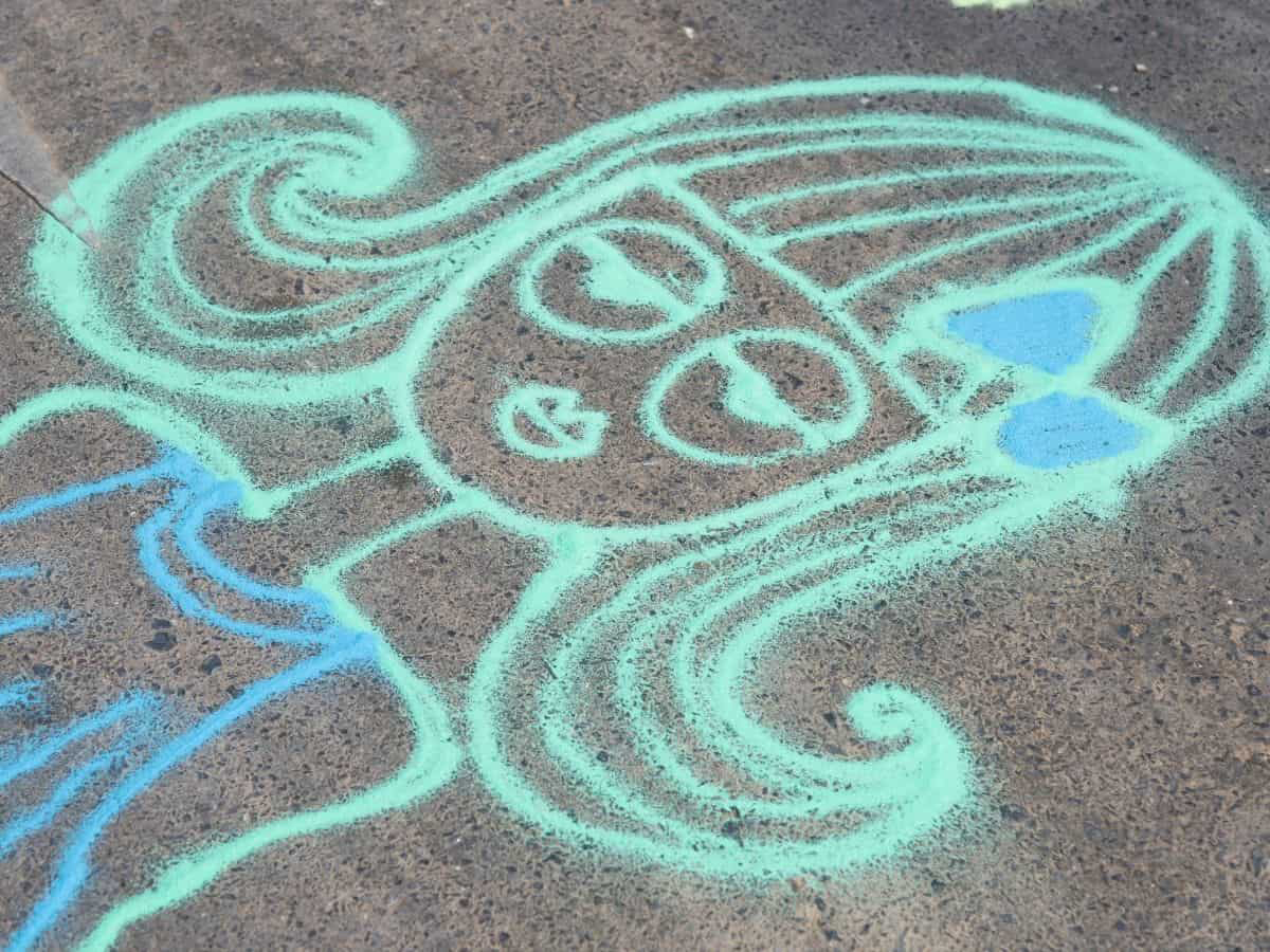 simple creative DIY sidewalk chalk drawing ideas for kids