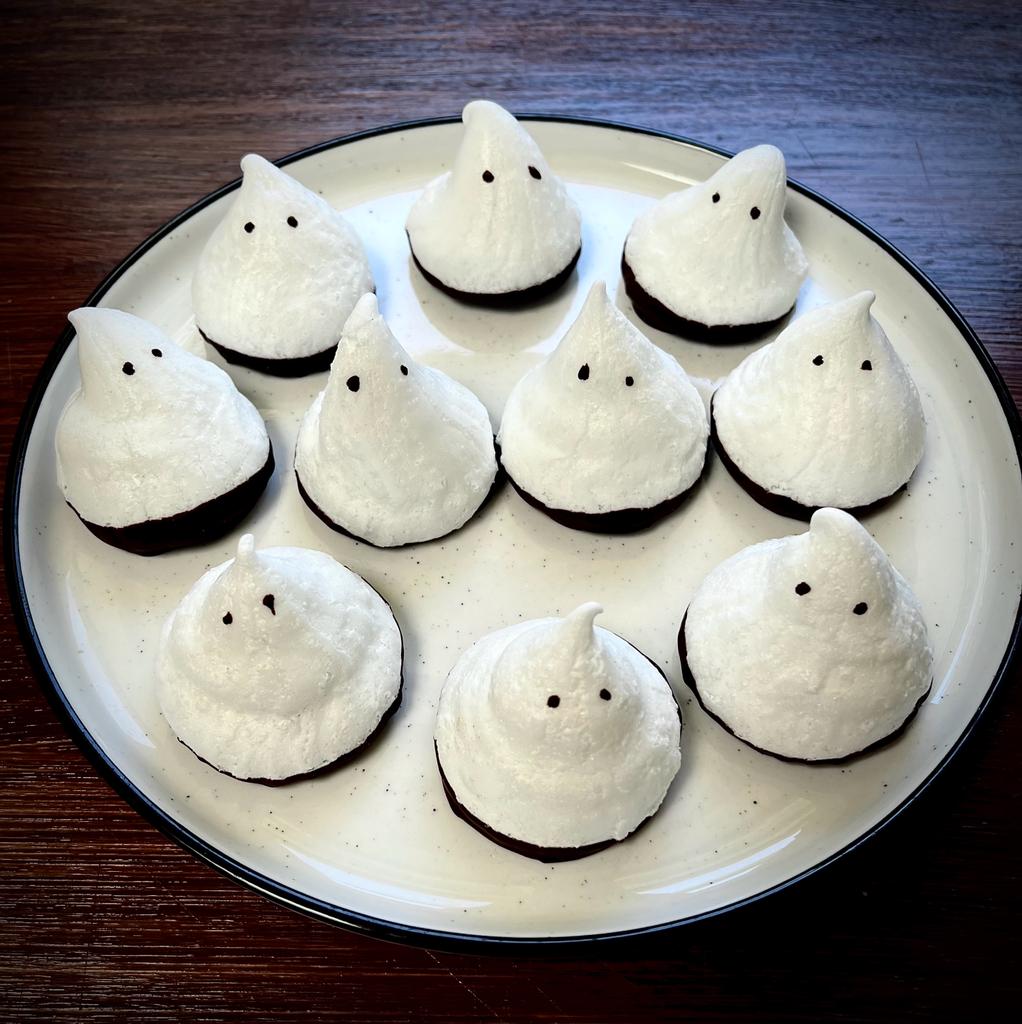 Spooky Halloween Ghost Meringues: A Hauntingly Sweet Treat