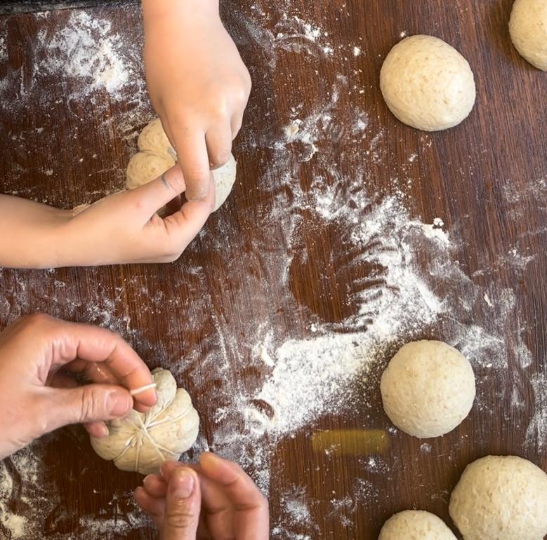 how to make pumkpin shaped bread rolls