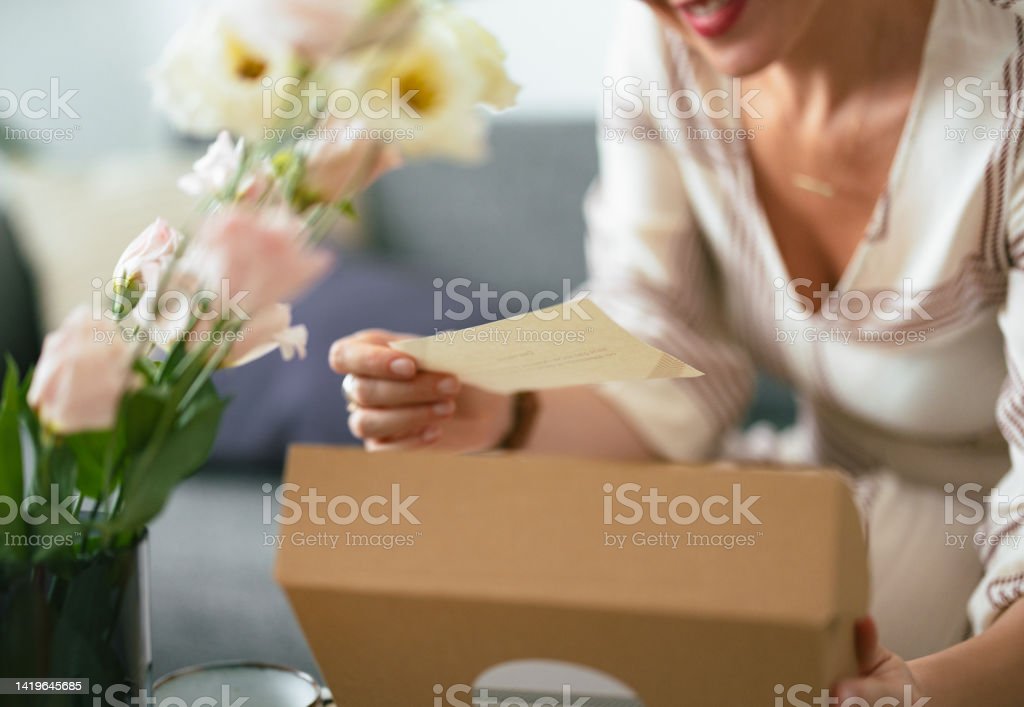 r3-unrecognizable-woman-holding-a-note-from-a-gift-box-copy-space-stock-photo-16944228118904.jpg