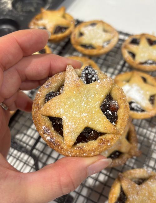 Mincepie topped with a star and dusted with icing sugar