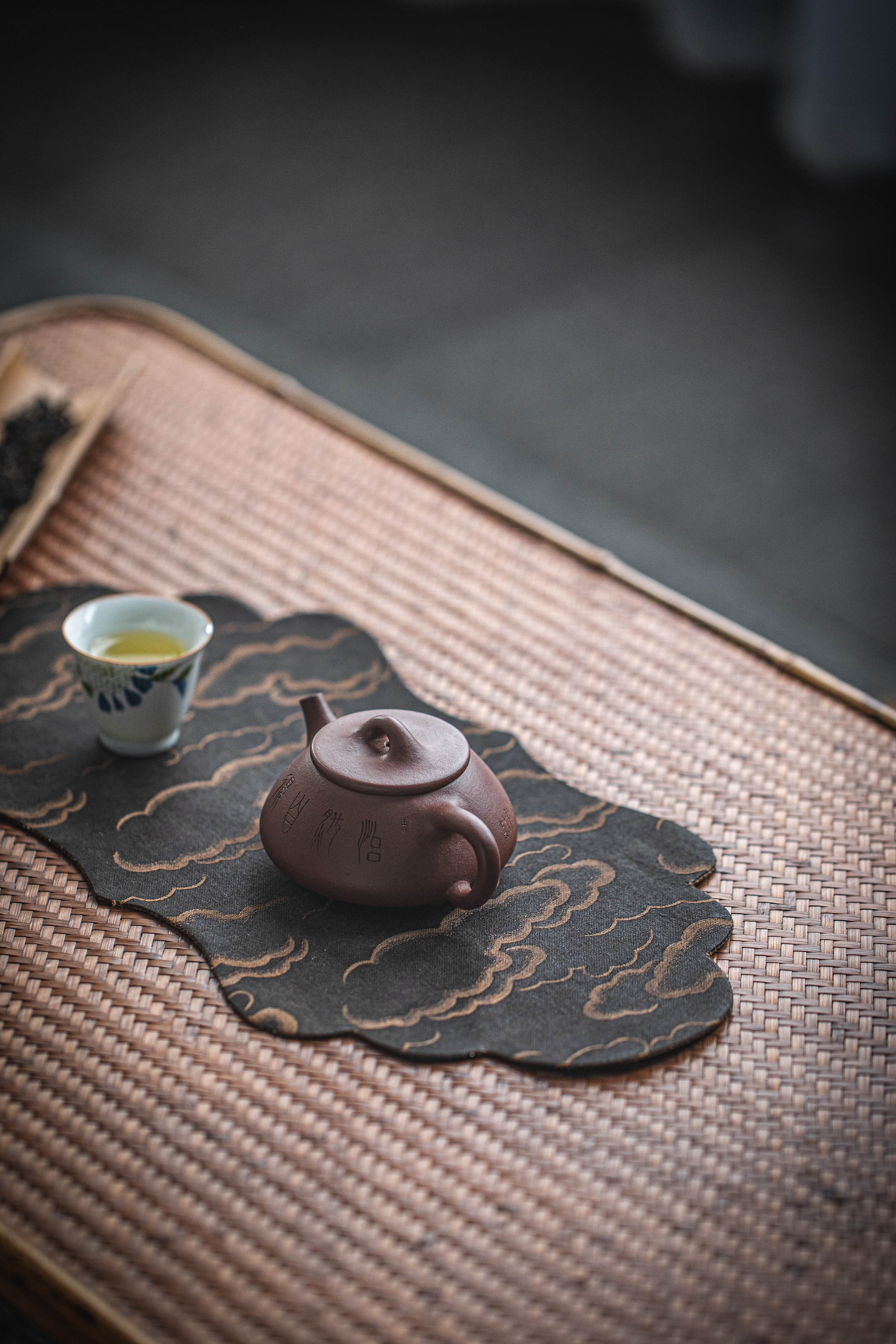 r103-teapot-and-teacup-on-the-table-16954222933391.jpg