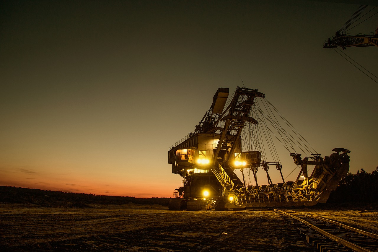 233-mining-excavator-ga4c50e7a41280-16863040365719.jpg