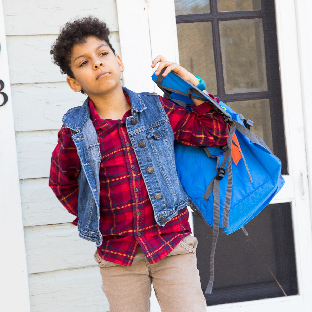 47-boy-putting-on-backpack-12-20-17128072627531.jpg