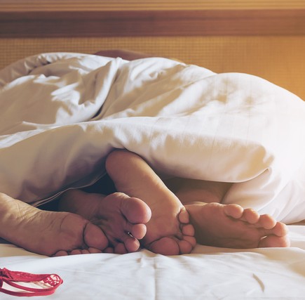 102043542768-640-couple-on-white-bed-in-hotel-room-focus-at-feet-17132345436634.jpg