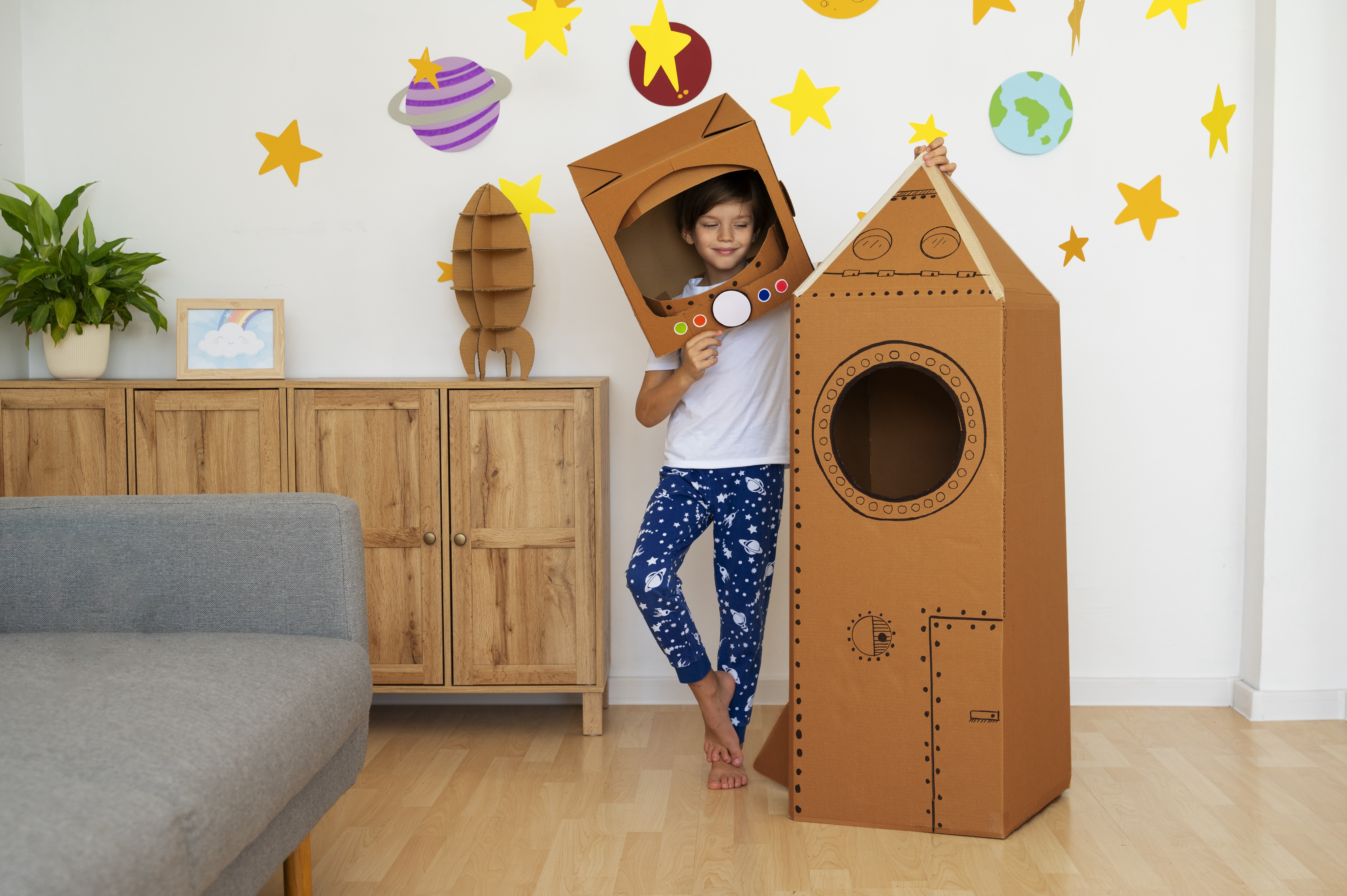 r160-full-shot-kid-with-cardboard-rocketsmall-17423826332736.jpg