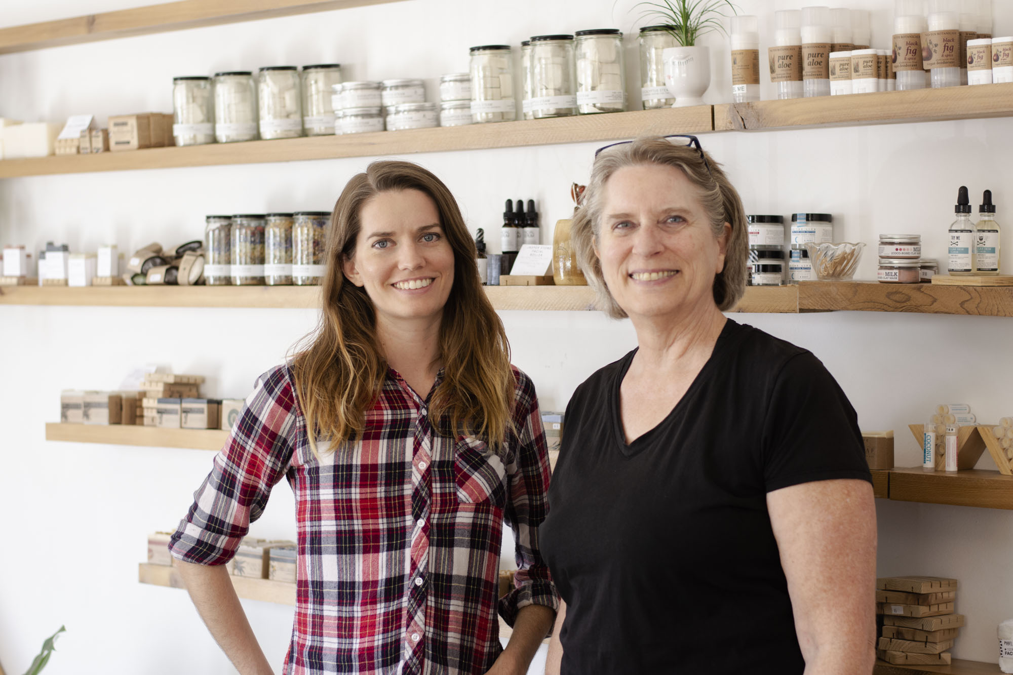 A photo of Callie and Sandee, co-founders of the zero waste lifestyle brand No Tox Life